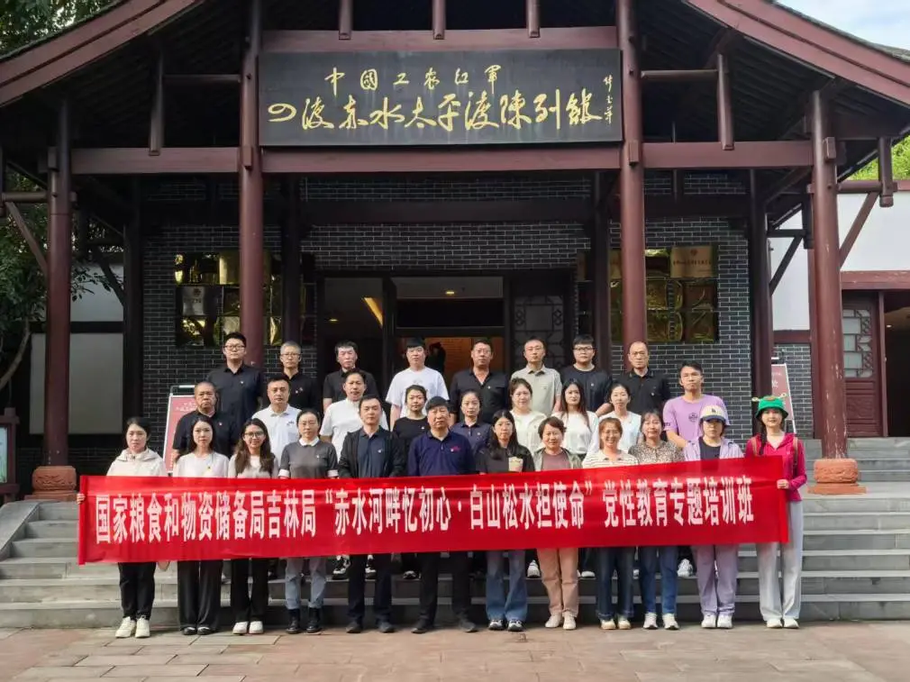 陈列馆合影.jpg